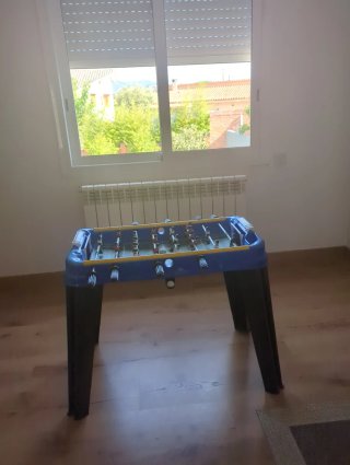 Futbolín azul y negro