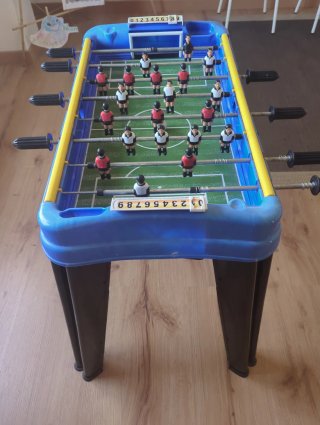 Futbolín azul y negro