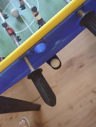 Futbolín azul y negro