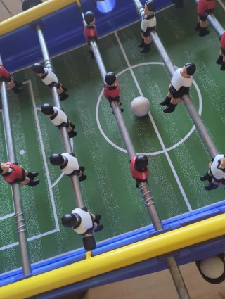 Futbolín azul y negro