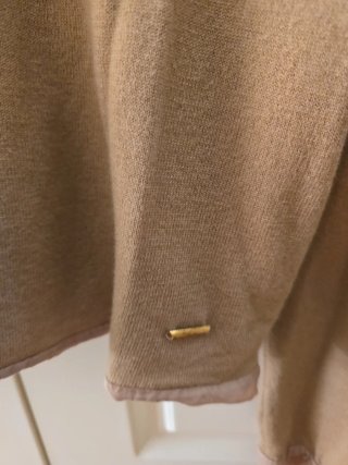 Jersey beige nude con estiloso cuello