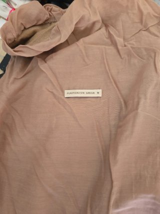 Jersey beige nude con estiloso cuello