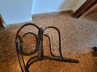 Piccola seggiola a dondolo con rete