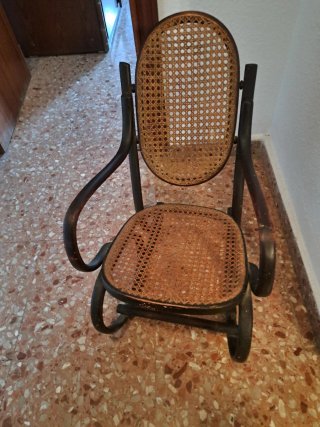 Piccola seggiola a dondolo con rete