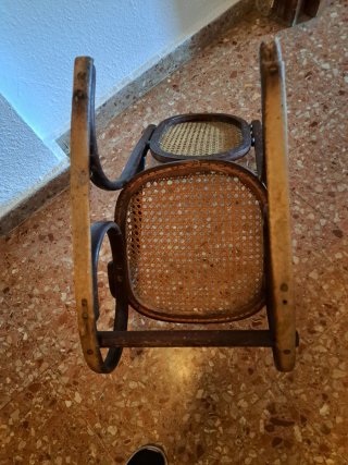 Piccola seggiola a dondolo con rete