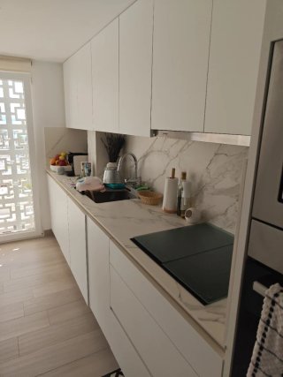 Encimera y frente cocina porcelánico. Calacata.