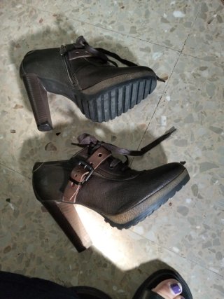 Botines de piel con cordones y tacón,marca italian