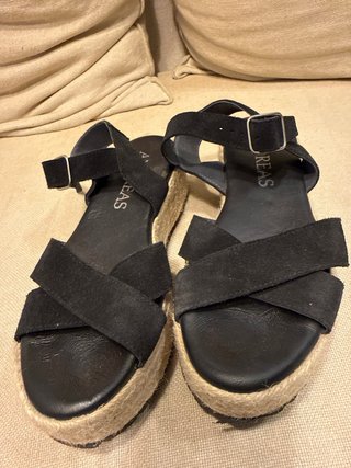Sandalia negra suela esparto