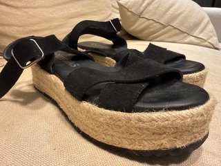 Sandalia negra suela esparto