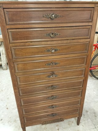 Cajonera antigua de madera y mármol