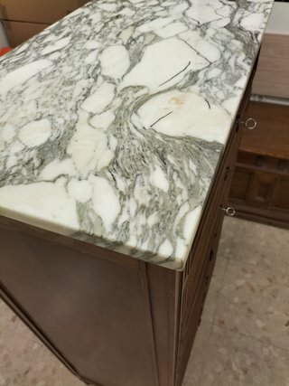 Cajonera antigua de madera y mármol