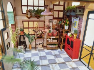 Casa de muñecas invernadero con plantas