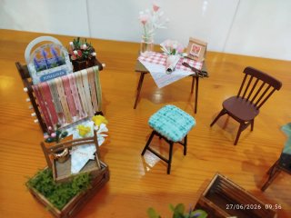 Casa de muñecas invernadero con plantas