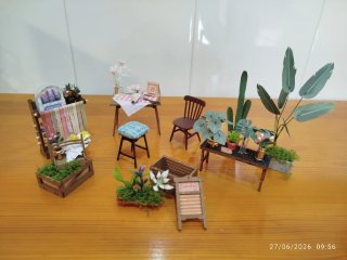 Casa de muñecas invernadero con plantas