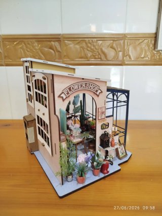 Casa de muñecas invernadero con plantas