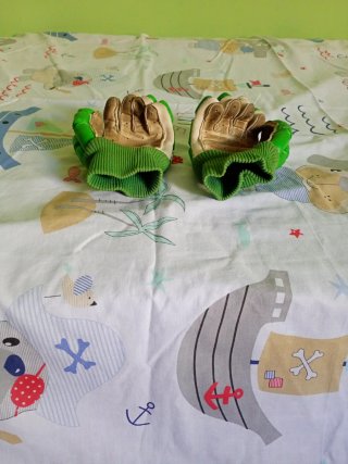 Guantes de hockey verdes y blancos XXS