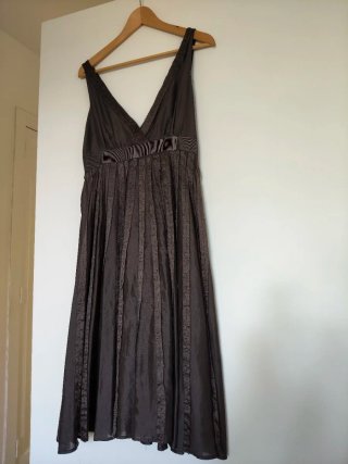Precioso vestido de seda marrón
