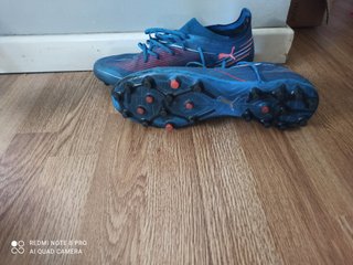 Botas de fútbol Puma azules y rojas
