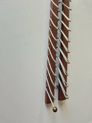 Colgador de corbatas de cuero marrón