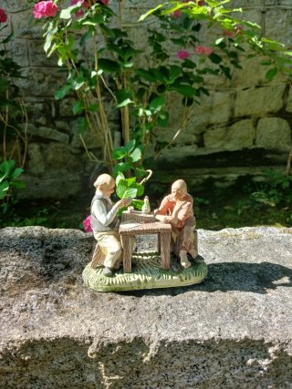 Figura antigua de dos hombres jugando a las cartas