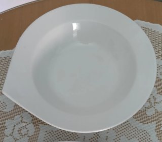 Vajilla blanca en forma de gota.