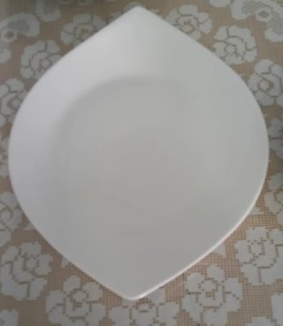 Vajilla blanca en forma de gota.