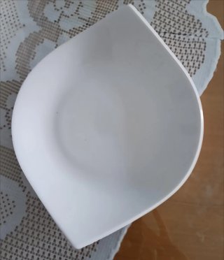 Vajilla blanca en forma de gota.