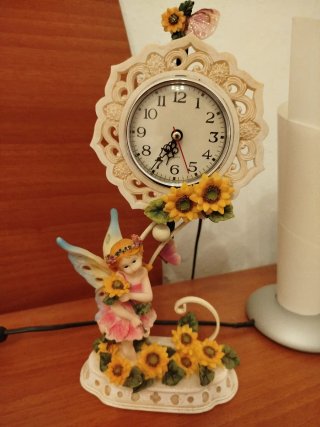Reloj de resina de péndulo con hada y flores