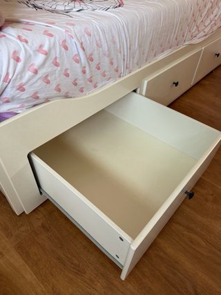 Cama infantil blanca con cajones
