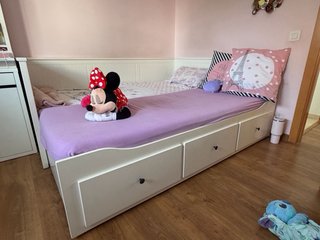 Cama infantil blanca con cajones