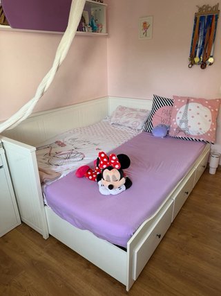 Cama infantil blanca con cajones