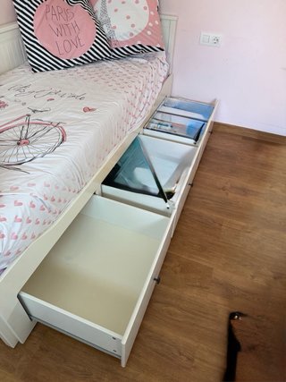 Cama infantil blanca con cajones