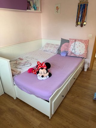 Cama infantil blanca con cajones