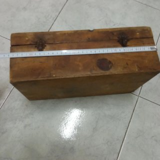 Antigua caja de madera con asa