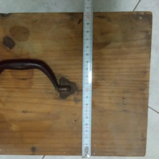 Antigua caja de madera con asa