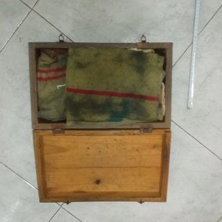 Antigua caja de madera con asa