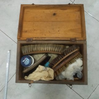 Antigua caja de madera con asa