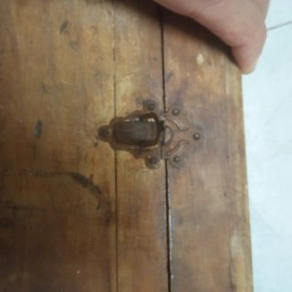 Antigua caja de madera con asa