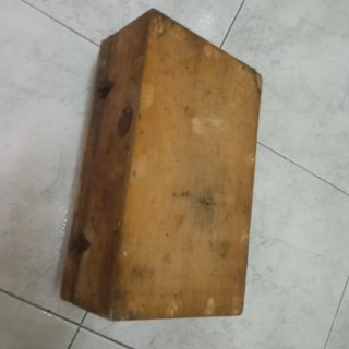 Antigua caja de madera con asa
