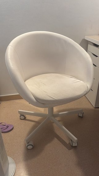 Silla giratoria blanca con ruedas
