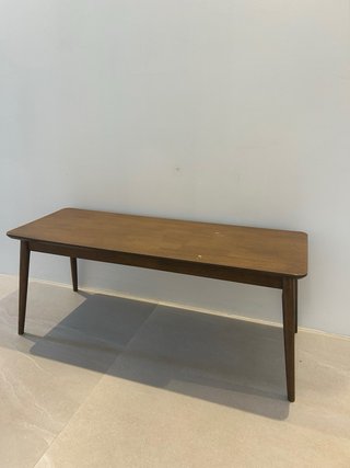 Banco de madera marrón