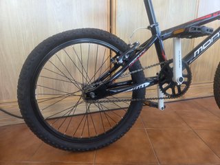 Bicicleta BMX Monty 130. 20" Negra y Roja