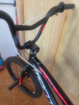 Bicicleta BMX Monty 130. 20" Negra y Roja