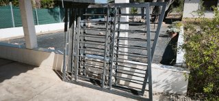 Puerta metálica negra hierro forjado
