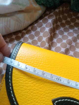 Bolso de piel amarillo y marrón