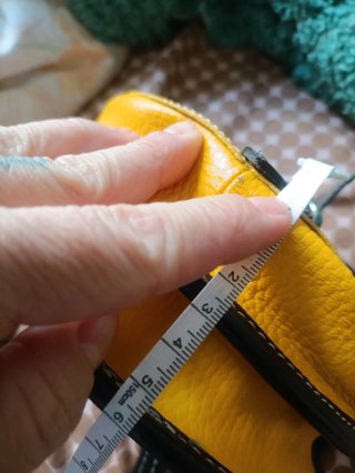 Bolso de piel amarillo y marrón