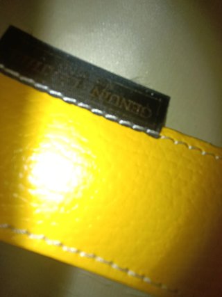 Bolso de piel amarillo y marrón