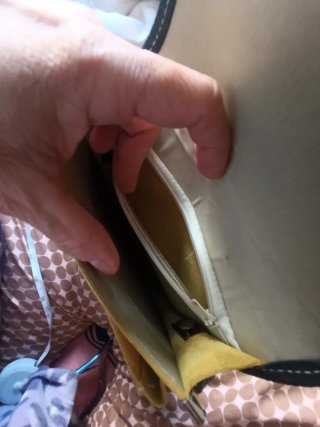Bolso de piel amarillo y marrón