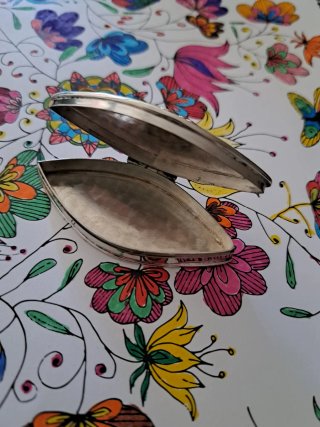 Pastillero de plata con piedra verde