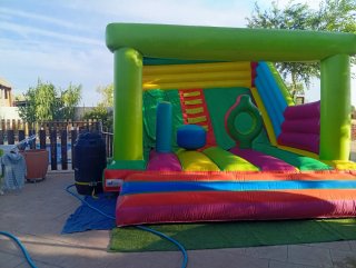 Materassini gonfiabili con scivolo per la tua festa